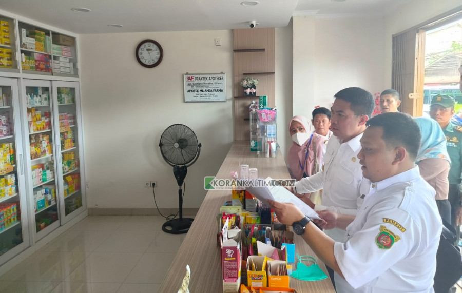 Wali Kota Samarinda, Andi Harun saat melakukan sidak ke sejumlah apotek. (Foto: Rahmat Surya/Korankaltim.com)