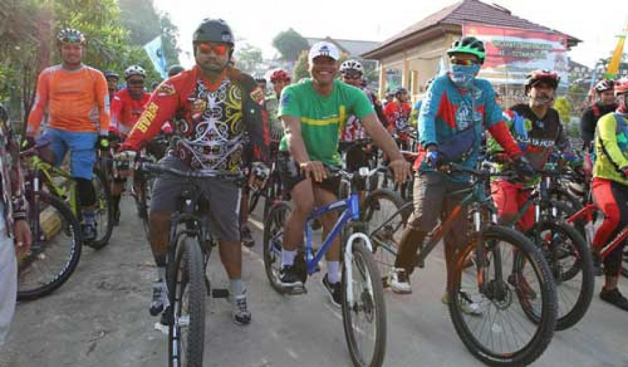 Gowes : Plt Bupati Kukar, Edi Damansyah saat gowes bersama sejumlah warga Kukar. Dijadwalkan Edi akan turut meramaikan gowes Koran Kaltim ke-12 yang akan digelar hari ini di Tenggarong, Jumat (23/11).