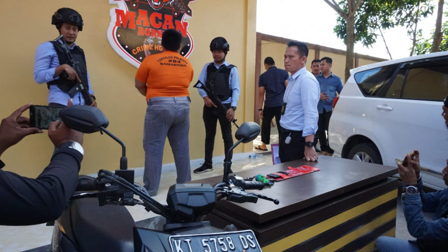 Tersangka Denny Setiawan (38) yang diamankan Polresta Samarinda bersama Polsek Samarinda Ulu pada Senin (24/2/2020) tadi malam. (Foto: Nancy/korankaltim.com)