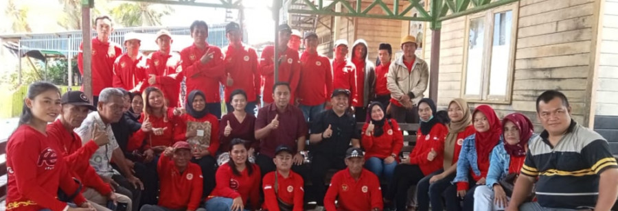 Frederick Edwin bersama TGM saat penyaluran bansos di Muara Pahu.( Tim Edwin)