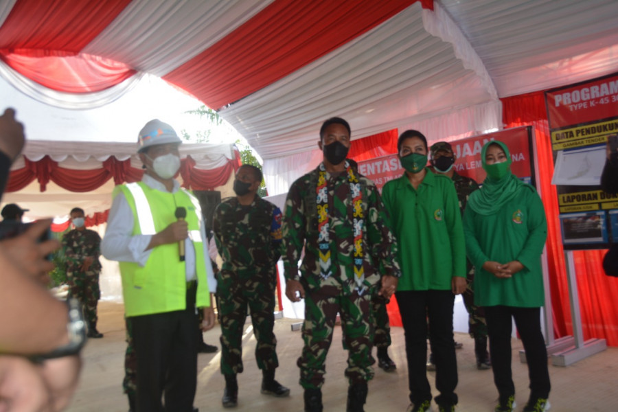 cKasad Jenderal TNI Andika Perkasa saat meninjau lokasi proyek pembangunan perumahan Angkatan Darat di Yonkav 13/SL Km 30 Balikpapan-Samarinda. (foto: Pendam VI/Mlw)