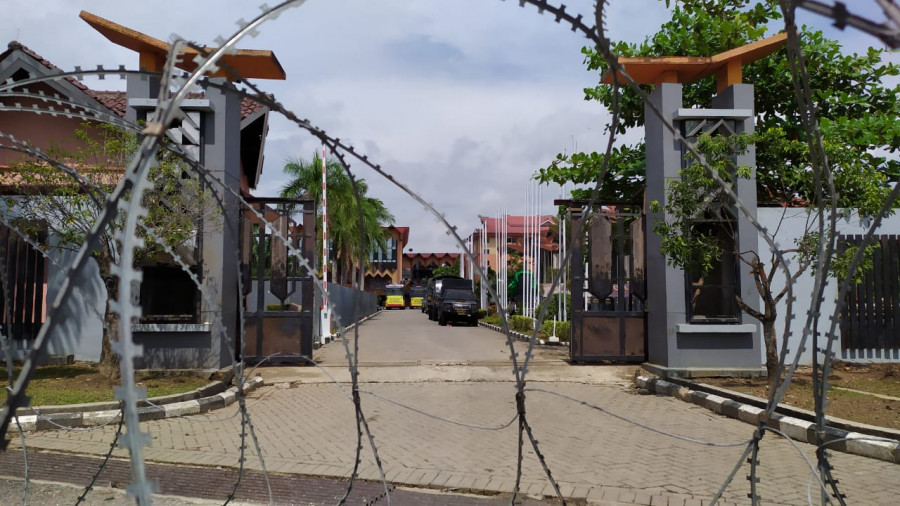 Kondisi saat ini, depan Kantor DPRD Kaltim petugas memasang kawat duri sebagai pengamanan Senin (30/9). (Foto: Nancy/korankaltimcom)