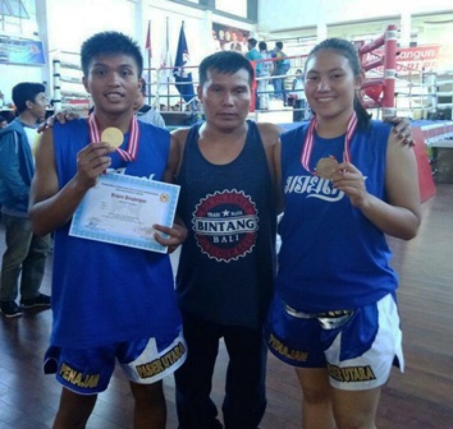 TETAP SEMANGAT: Wasis Adibowo (tengah) bersama atlet putra dan putri muaythai PPU yang berhasil meraih medali dari Pra-Porprov lalu.