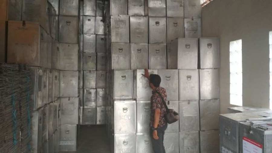 TERJAGA: Kotak suara yang tersimpan di gudang milik KPU PPU. (FOTO: ERWIN/KK)