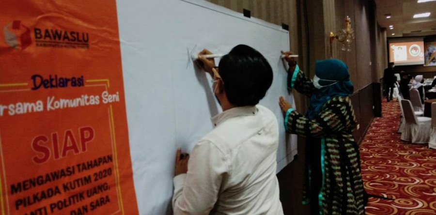 Deklarasi dengan penandatanganan siap mengawasi tahapan pilkada anti politik uang, hoax dan sara. (Foto: Zulhamri/korankaltim.com)