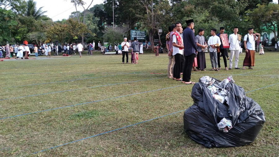 Kantong sampah berukuran besar tampak penuh dan lapangan Merdeka bersih. Tak ada lagi lautan koran yang dijadikan alas salat Iduladha. (Hendra/KoranKaltim.Com)