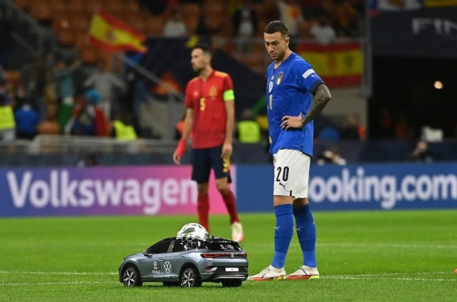 Mobil remote control yang membawa bola ke tengah lapangan sebelum laga Italia kontra Spanyol di San Siro dini hari tadi. (thesun.co.uk)