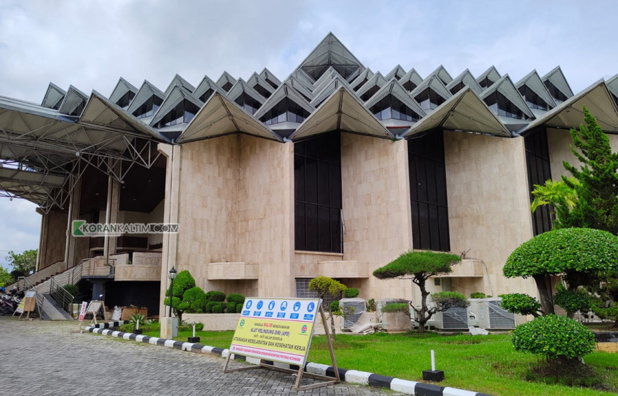 Gedung B DPRD Kaltim yang masih mengalami kegiatan rehabilitasi. (Foto: Claudius Vico/Korankaltim.com)