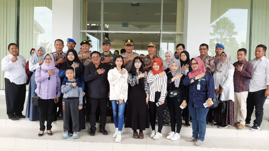 Kegembiraan keluarga saat menyambut anaknya dari masa observasi di Natuna. (Yudi Hadi)