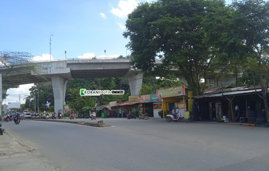 Sejumlah bangunan yang akan dilakukan penertiban di Jalan Bung Tomo. (Foto: Claudius Vico/Korankaltim.com)