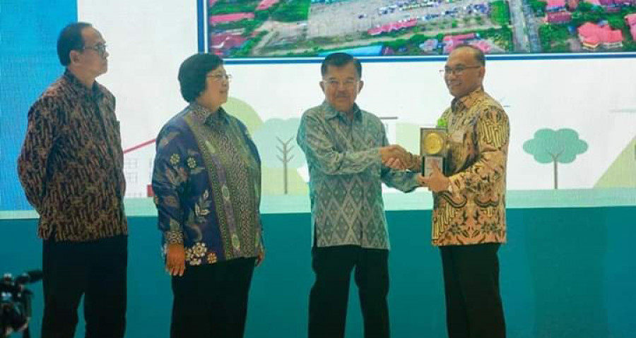 PRESTASI: Bupati Muharram menerima Piala Adipura dari Wapres JK di Jakarta. ( ist )