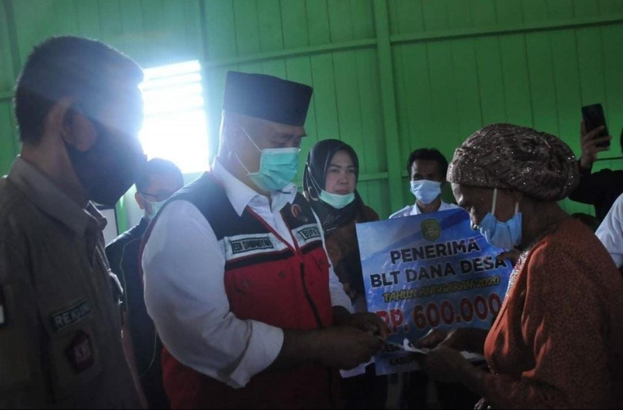 Bupati Kukar Edi Damansyah saat memberikan BLT DD di desa Santan Ilir, Marangkayu. (Foto: Humas Pemkab Kukar)