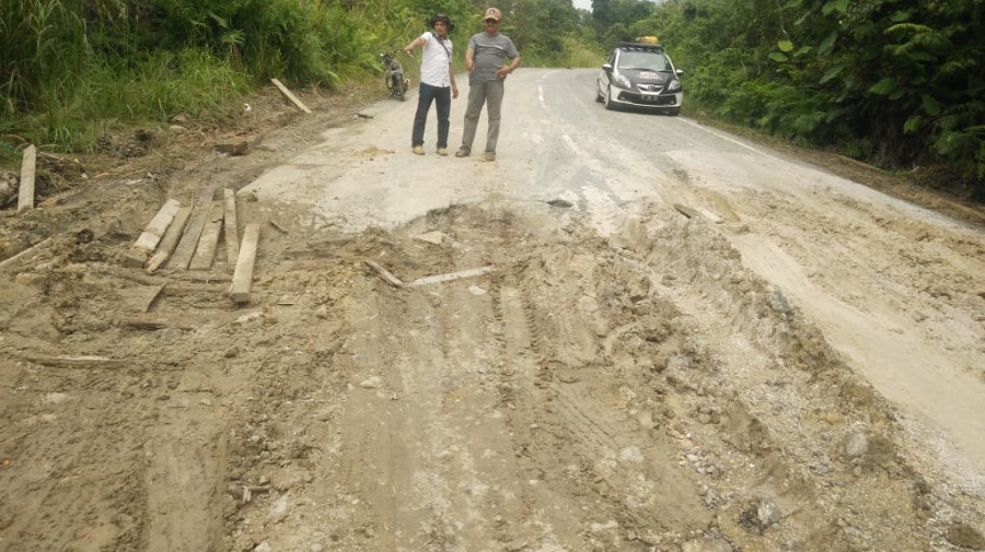 Kondisi jalan poros semanting- tanjung batu kilo 8 yang rusak