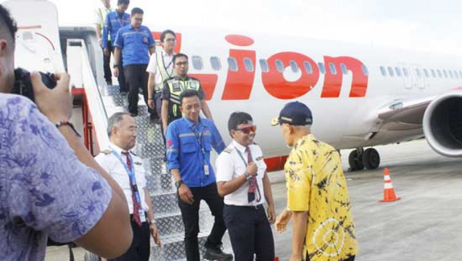 LANCAR: Pesawat Boeing 737-800 milik maskapai Lion Air sukses dalam uji coba pendaratan di Bandara APT Pranoto. ( Rusdi / korankaltim)