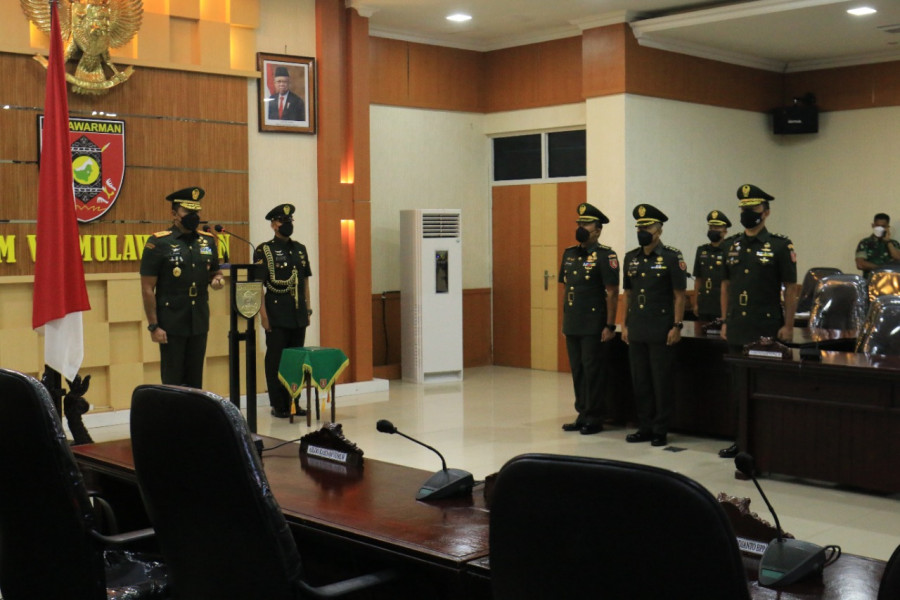 Pangdam VI/Mlw saat memimpin upacara penutupan Dikmaba TNI AD secara virtual. (Pendam VI/Mlw)