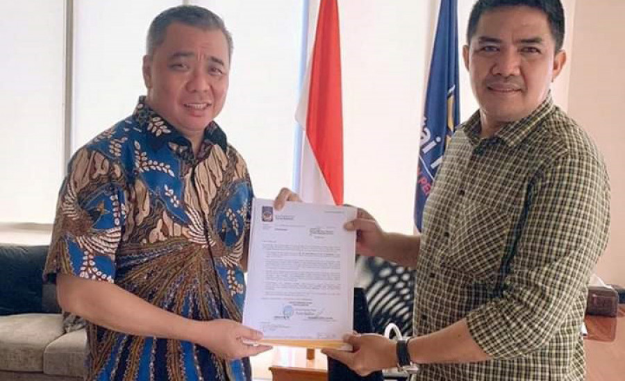 Andi Harun (kanan), saat menerima SK dukungan dari DPP Partai Nasdem yang diserahkan Waketum, Ahmad Ali. ( Foto: Istimewa )