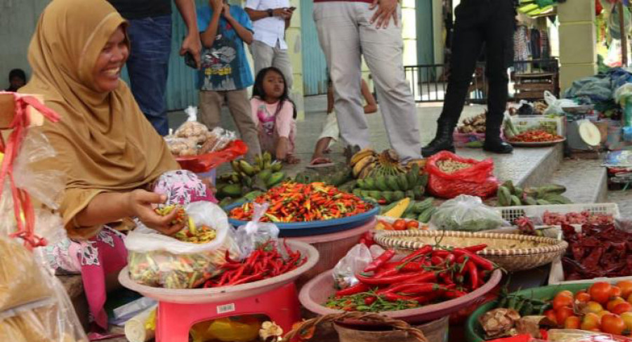 Beberapa komoditas bahan pokok di pasar Mangkurawang ( Foto: Reza / korankaltimcom)