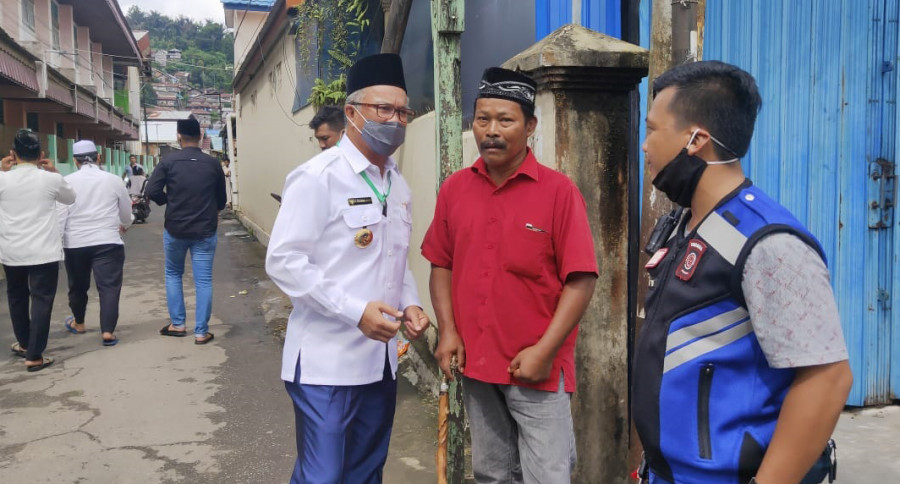 Walikota Samarinda, Syaharie Jaang (kiri) saat takziah dirumah duka Ketua DPRD Samarinda, Siswadi ( Foto: Permata/Korankaltimcom)