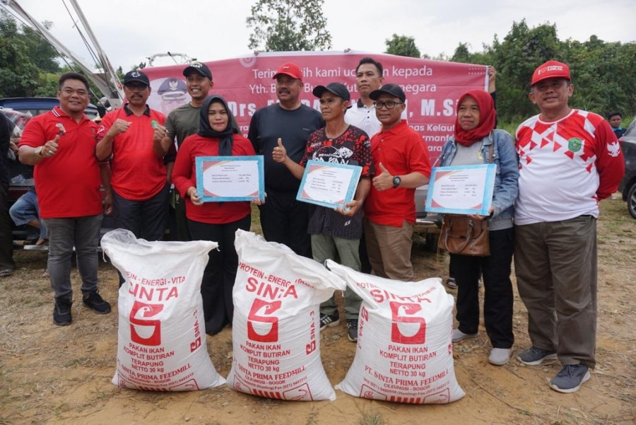 Bupati Kukar, Edi Damansyah serahkan bantuan kepada para petani dan nelayan di Kecamatan Sebulu. (Foto: Prokom)