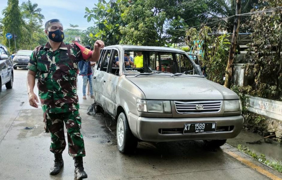 Mobil yang terbakar di Jl Pesut Tenggarong. (Foto: Reza/Korankaltim.com)