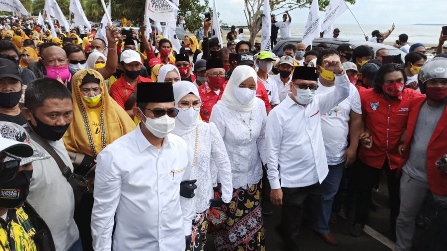 Rahmad Mas'ud - Thohari Aziz diantar ribuan pendukung saat mendaftar ke KPU sebagai calon Wali Kota - Wakil Wali Kota Balikpapan untuk Pilkada 9 Desember 2020. (Foto: Hendra/KoranKaltim.Com)