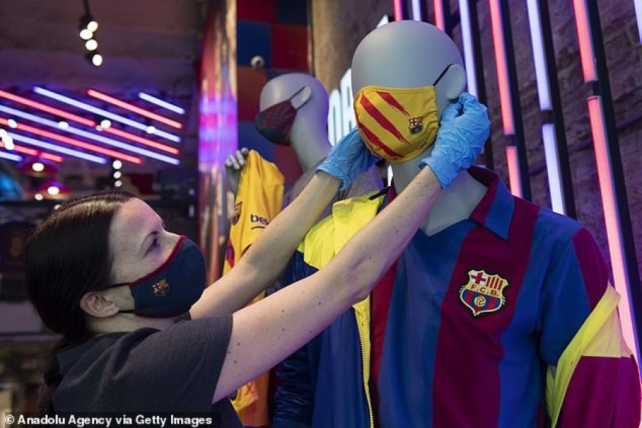 Masker klub Barcelona yang mulai dipasarkan demi mendapatkan pemasukan klub. (dailymail)