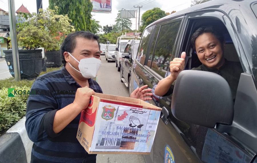 Wakil Ketua DPRD Bontang, Agus Haris Saat Ikut Turun Kejalan Menggalang Dana Untuk Korban Gempa Sulbar (Foto: Romi/Korankaltim.com)