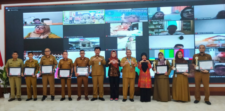 Sekda bersama Deputi Bidang Pembinaan Kearsipan ANRI dan Kepala Diarpus Kukar juga Kaltim menyerahkan penghargaan. (Foto: Heri/Korankaltim.com)