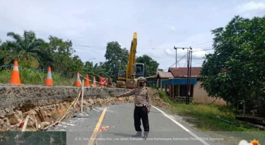 Retakan jalan nasional yang ada di kilmoter 6, Kecamatan Loa Janan semakin meluas. Keretakan jalan lebih dari stengah badan jalan. Bahkan penurunan jalan sudah mencapai satu meter. (Foto: Istimewa)