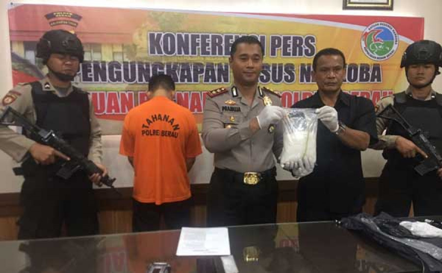 kapolres berau didampingi kasat narkoba saat menunjukan BB 1 kilo