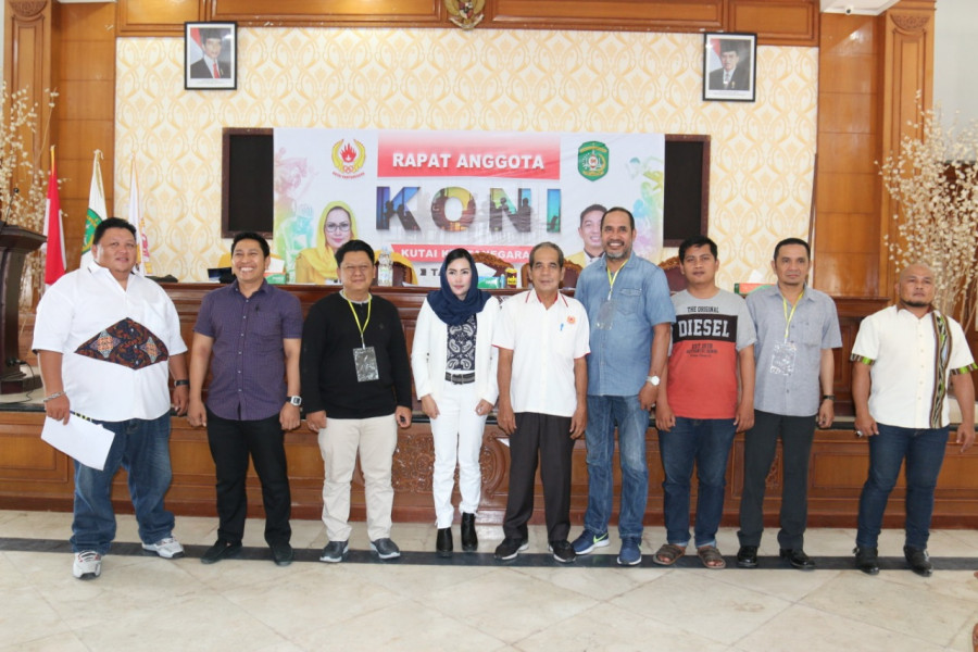 Ria Handayani dengan Ketua Cabang Olahraga Anggota Baru KONI Kukar (ist)