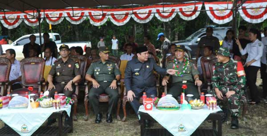 DUKUNGAN – Bupati FX Yapan saat pembukaan program TNI Manunggal Membangun Desa (TMMD).