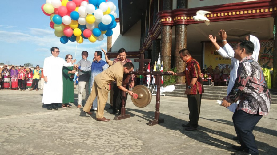 Sekertaris Daerah Kabupaten Kutai Barat, Drs. Yacob Tullur Saat Membuka Kegiatan Jambore SEKAMI KASRI Secara Simbolis