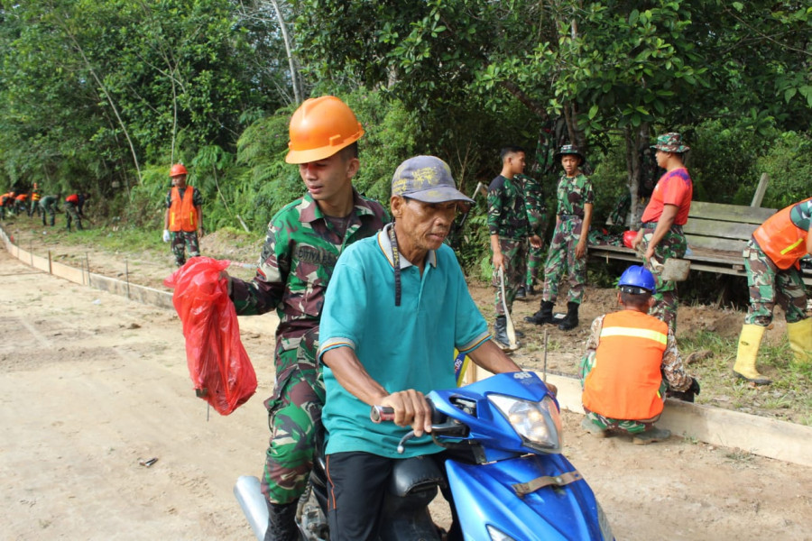 Layaknya anak sendiri, warga kampung menjemput para anggota TNI dengan menggunakan kendaraan pribadi menuju posko TMMD yang jaraknya cukup jauh.