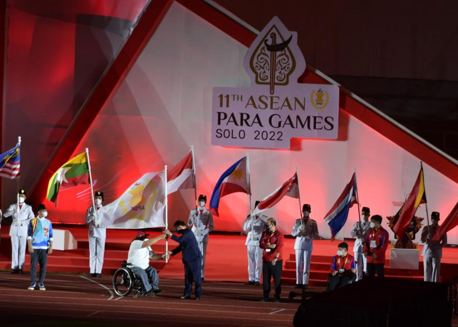 Pelaksanaan Asean Para Games Solo 2022 telah resmi berakhir dan penyerahan bendera dari Indonesia ke Kamboja yang akan menyelenggarakannya pada 2023 mendatang malam tadi. (Foto: Kemenpora.go.id)