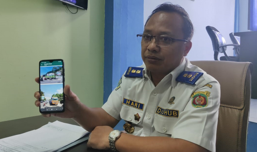 Kabid LLJ Dishub Samarinda, Hari Prabowo saat menunjukkan gambar pegawai mereka yang berjaga di area tanjakan Gunung Manggah. ( Foto: Permata S Rahayu/korankaltimcom)
