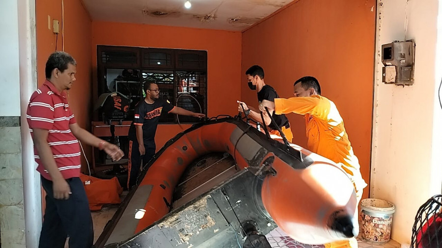 Anggota Basarnas Kaltim sedang melakukan persiapan sebelum berangkat ke lokasi kejadian guna membantu proses pencarian korban hilang di perairan Sungai Mahakam Kecamatan Kota Bangun. (Foto: Basarnas Kaltim)