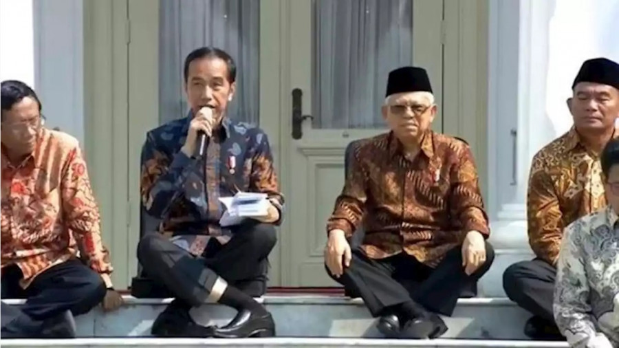 Gaya duduk Jokowi saat pengumuman kabinet lalu, jadi sorotan karena posisi kaki yang tak biasa. (ist)