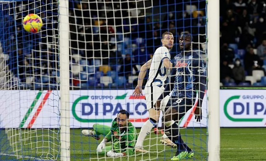 Edin Dzeko (tengah) menyelamatkan Inter Milan dari kekalahan saat menghadapi Napoli. (Foto: dailymail)