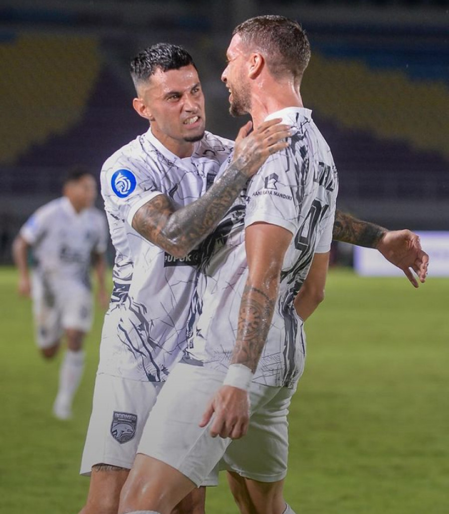 Cadenazzi (kanan) melakukan selebrasi bersama Stefano Lilipaly. (Foto: Dok.Borneo FC)
