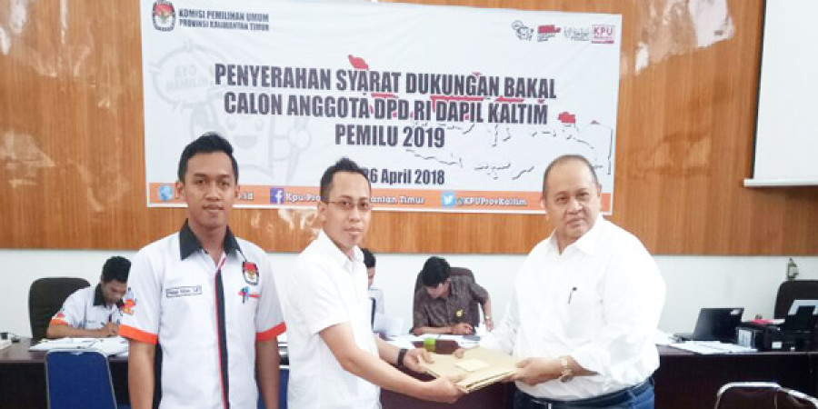 Emir saat menyerahkan dukungan KTP el ke staf divisi hukum KPU Kaltim Indra. (Sabri/Korankaltim)