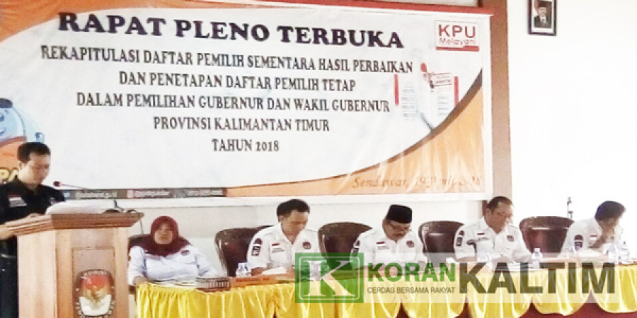 MASIH DIHITUNG: Suasana rapat pleno terbuka memastikan DPS di Kutai Barat tadi pagi. (Imran/korankaltim.com)