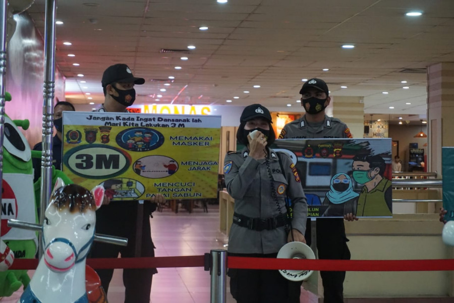 Petugas Satbinmas Polresta Samarinda saat memberikan imbauan kepada masyarakat di salah sat mu wahana pemainan di mal Selasa (8/9/2020) tadi malam.(Foto:Nancy/korankaltim.com)