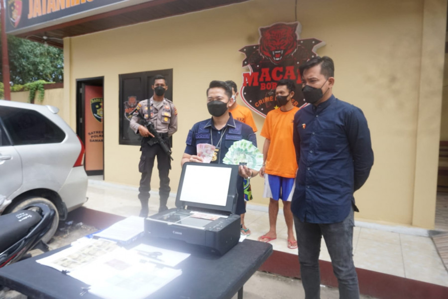 Kanit Jatanras Ipda Dovie Eudy saat menunjukkan barang bukti upal, bersama dua tersangka Selasa (7/9/2021) hari ini. (Foto:Nancy/korankaltim.com)