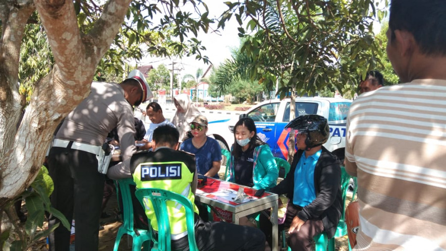 Petugas Sedang Memeriksa Kelengkapan Surat Surat Kendaraan ( dayan / korankaltim.com)