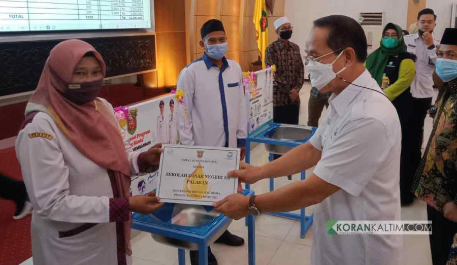 Wakil Wali Kota Samarinda, Rusmadi saat serahkan hasil kerja Jeng Rinda ke salh satu penerima (Claudius Vico/Korankaltim.com)