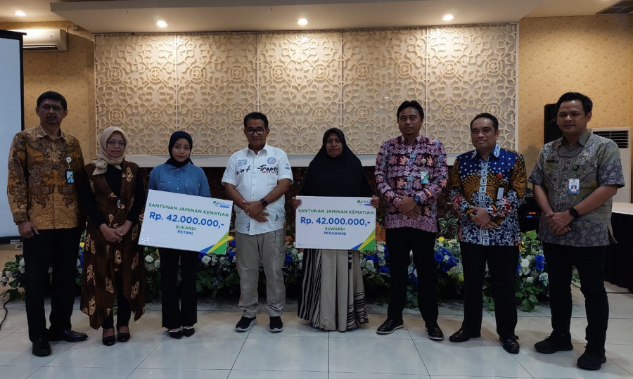 Pj Gubernur Kaltim Akmal Malik bersama Kepala Kantor BPJS Ketenagakerjaan Cabang Samarinda menyerahkan secara simbolis santunan kematian bagi pekeja rentan kepada ahli waris di Balikpapan, Kamis (11/1/2024). (Foto: David Purba/Korankaltim.com)