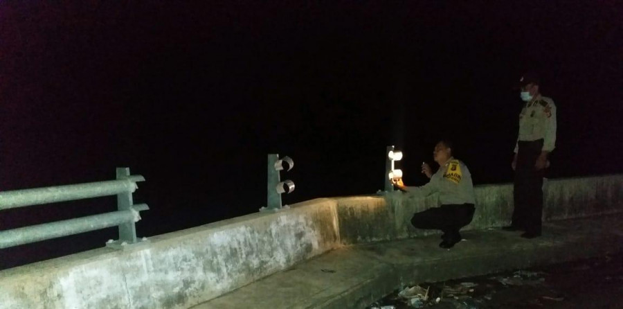 Polisi saat mengecek kondisi pagar jembatan yang dicuri. (Foto: Polsek Kota Bangun/KoranKaltim.com)