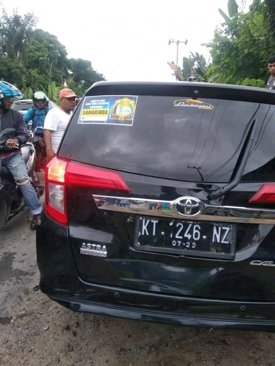 Minibus yang mengalami insiden di Desa Sungkai, Kalsel. Kini pengemudi dan penumpang diketahui sudah dievakuasi ke RS. Danau Salak Kalsel. (Istimewa/korankaltim.com)