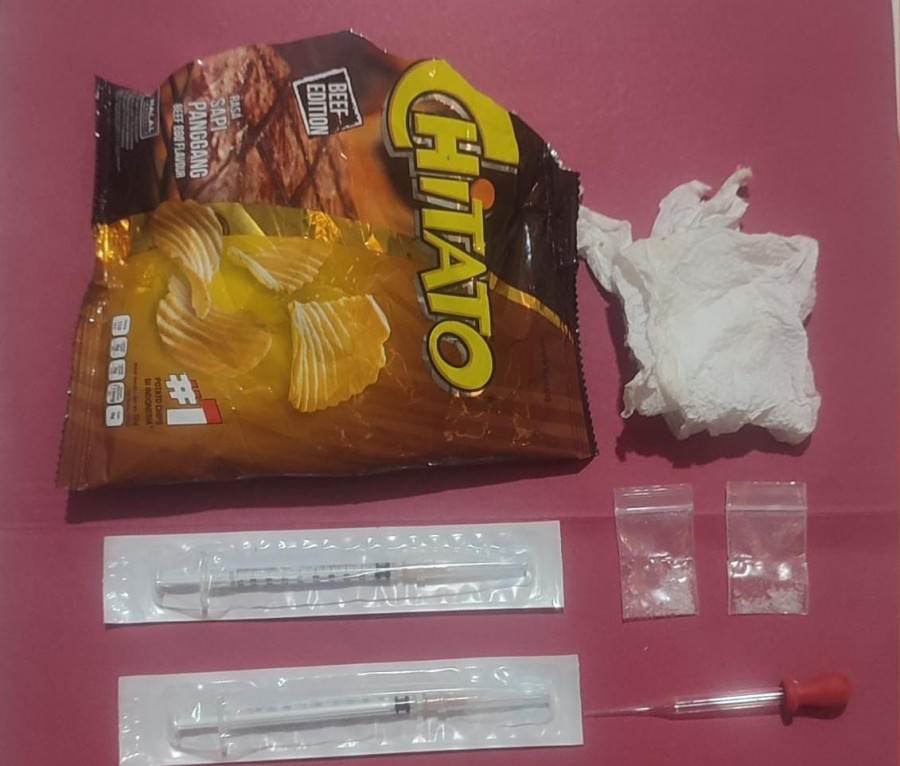 Barang bukti dua poket sabu, pipet kaca, dan dua suntikan yang diamankan dari pemuda 19 tahun, saat kepergok petugas membeli pipet di warung, Kamis (4/7/2024) dini hari tadi. (Foto:Polsek Samarinda Ulu)
